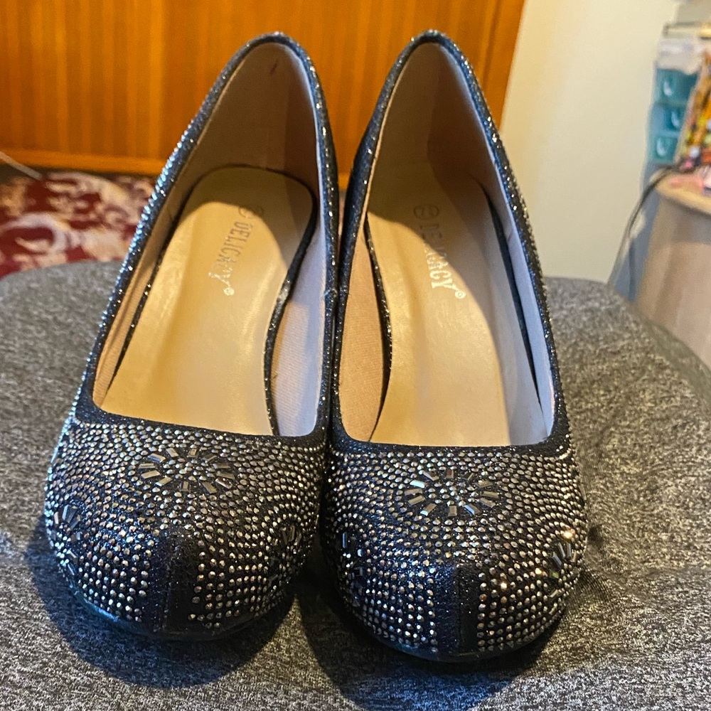 Delicacy black heel with dark silver designs